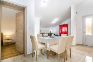 ein Esszimmer mit Tisch und Stühlen in der Unterkunft Apartment in Malinska - Insel Krk 38057 in Malinska