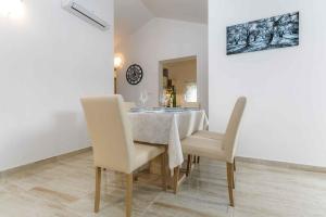 Galeriebild der Unterkunft Apartment in Malinska - Insel Krk 38057 in Malinska