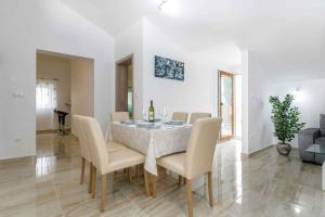 Ein Sitzbereich in der Unterkunft Apartment in Malinska - Insel Krk 38057