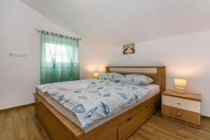 ein Schlafzimmer mit großem Bett und Fenster in der Unterkunft Apartment in Malinska - Insel Krk 38057 in Malinska
