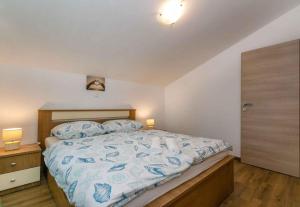 Ein Bett oder Betten in einem Zimmer der Unterkunft Apartment in Malinska - Insel Krk 38057