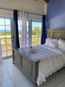 A bed or beds in a room at Seabliss Villa