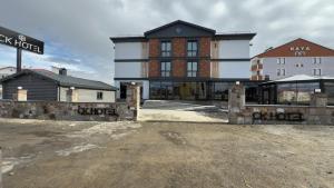 SeyhanSarıkamış CK Hotel的一座前面有招牌的大楼