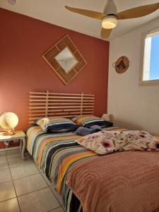 Un dormitorio con una cama y un techo. en T2 rez de jardin direct plage, en Le Barcarès