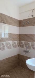 um banheiro com pia e chuveiro em LetsGokarna vacation stay em Gokarna mais 5 fotografias