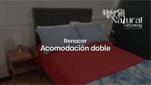 ein Schlafzimmer mit einem Bett mit den Worten Ranger-Unterkunft in der Unterkunft Renacer NATURAL GETAWAY MOVISTAR ARENA in Bogotá