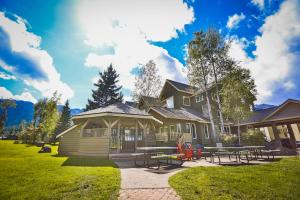 弗尼Timberline Lodge by StayIn的一间前面有一张野餐桌的房子 更多11张照片