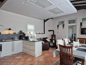 a kitchen and a living room with a table at Gemütliches Loft mit Terrasse im ehemaligen Bahnhof Kalenborn in Vettelschoß