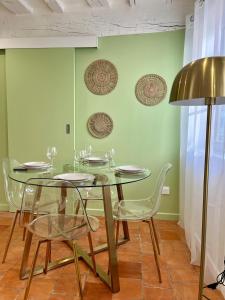 Un comedor con una mesa de cristal y sillas. en La Rose de Vert, en Rouen 6 fotos más