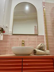 un baño con lavabo y espejo en La Rose de Vert, en Rouen