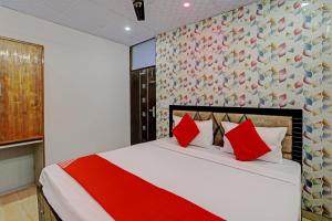 Postel nebo postele na pokoji v ubytování Hotel O Royal Dream