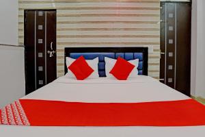 Postel nebo postele na pokoji v ubytování Hotel O Royal Dream