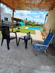 two chairs and a coffee table under a pavilion at Casa quinta Capibara in Concepción del Uruguay +16 photos