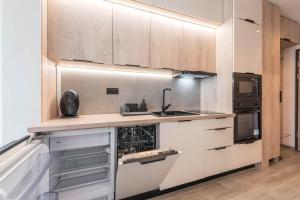 Køkken eller tekøkken på Pool view Apartment Azur Deluxe Resort & Spa + 25 billeder