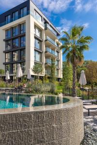 un edificio con una piscina di fronte a un edificio di Pool view Apartment Azur Deluxe Resort & Spa a Varna