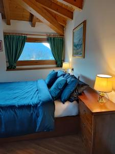 Un dormitorio con una cama con un escritorio y una ventana. en Maso BARISEI, en Trento