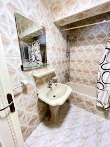 a bathroom with a sink and a mirror and a tub at Sporting star in Alexandria +29 photos