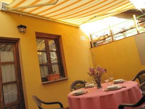 a table with a red and white table cloth on it at Casa Rural La Torre De Babel in Molinaseca