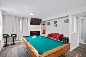 TV a/nebo společenská místnost v ubytování Charming Retreat with Pool Table in Chesterfield!