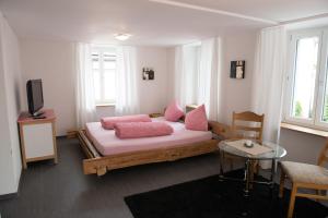 Una cama o camas en una habitación de Hirschen B&B