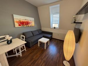 ジークブルクにあるSiegburg Zentrum, moderne Wohnung plus Maisonetteのソファとテーブルのあるリビングルーム
