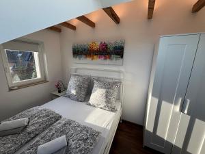 ジークブルクにあるSiegburg Zentrum, moderne Wohnung plus Maisonetteのベッドと壁に絵が飾られた寝室