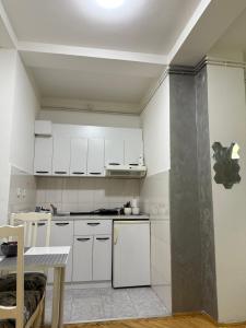 Kitchen o kitchenette sa Loli apartman