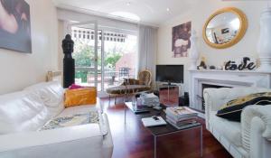 a living room with a white couch and a fireplace at Apartamento con Jardín in Getxo