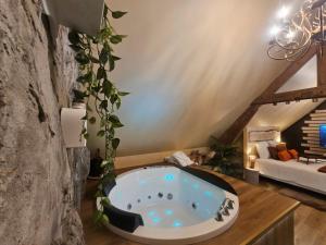Baño con jacuzzi en el ático en Appart Cosy avec SPA privatif proximité Lille, Le Chalet, en La Bassée 29 fotos más