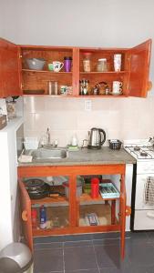una cocina con fregadero y estufa en Sito y Pocha 2, en Veinticinco de Mayo