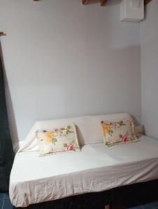 Sofá blanco con 2 almohadas en una habitación en Sito y Pocha 2, en Veinticinco de Mayo 5 fotos más