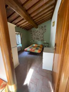 a bedroom with a bed in a room at Casa Vacanze MULINO DI VALIANA in Pratovecchio