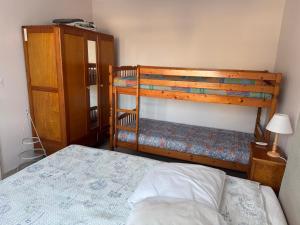 1 Schlafzimmer mit 2 Etagenbetten und einer Lampe in der Unterkunft Notre Dame de Monts proche plage in Notre-Dame-de-Monts