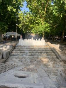 einen Brunnen inmitten eines Parks in der Unterkunft Casa Doro A5 in Larisa