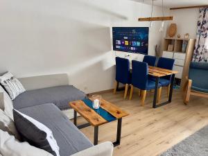 una sala de estar con un sofá y una mesa en Zentrales Apartment in Seefeld, en Seefeld in Tirol