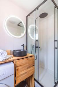 une salle de bain avec un lavabo et une douche dans l'établissement Lideale Studio - Air-conditioned - 4 min Gare matabiau, à Toulouse 12 autres photos