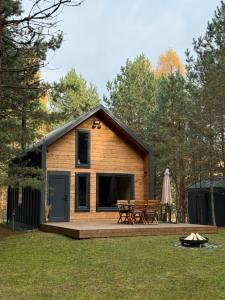 eine Blockhütte mit Picknicktisch im Garten in der Unterkunft Local Forest in Vilnius + 6 Fotos