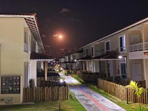 a street of houses at night with a moon at Lar aconchegante in Caruaru