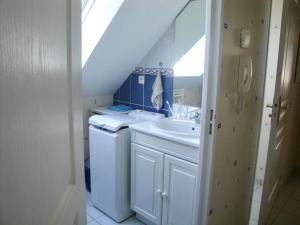 a bathroom with a sink and a washing machine at Relax à Carnac in Carnac