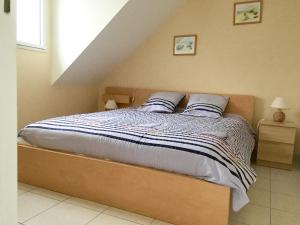 a bedroom with a bed with blue and white sheets at Relax à Carnac in Carnac
