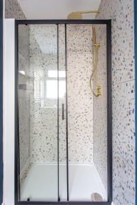 a shower with a glass door in a bathroom at Charming Guest House in Amazing Exeter Location in Exeter +17 photos