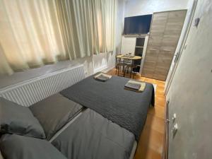 a small room with a bed and a table at Apartmani Vrabac 4 in Divčibare