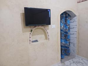 TV a/nebo společenská místnost v ubytování Maisons la Porte de Désert à Douz