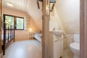 un bagno con lavandino e WC di Pod Sosnami a Jarosławiec Altre 23 foto