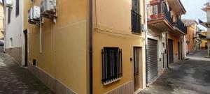 an alley in a city with yellow buildings at Casa il cortile in San Cataldo