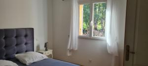 Postel nebo postele na pokoji v ubytování 130m2 qui surplombe la baie de Calvi vue citadelle