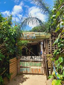 ein kleines Gebäude mit einem Schild davor in der Unterkunft Jundu Hospitalidade e Arte in Itanhaém + 7 Fotos