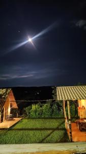 Afbeelding uit fotogalerij van Chalé Bella Serra piscina café da manhã incluso in Jaboticatubas