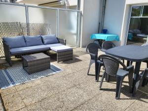 patio z kanapą, stołem i krzesłami w obiekcie L' ESCAPADE MARINE dans la station balnéaire de Beg-Meil (Fouesnant) w mieście Fouesnant +20 zdjęć