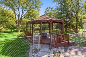 Fotografie z fotogalerie ubytování Glen Ellyn King Bed Gazebo Fast Wi-Fi v destinaci Glen Ellyn